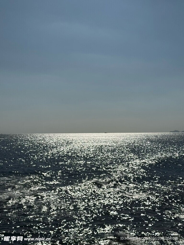 海面波光粼粼的美丽景象