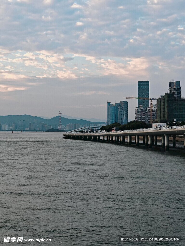 海滨城市的美丽天际线