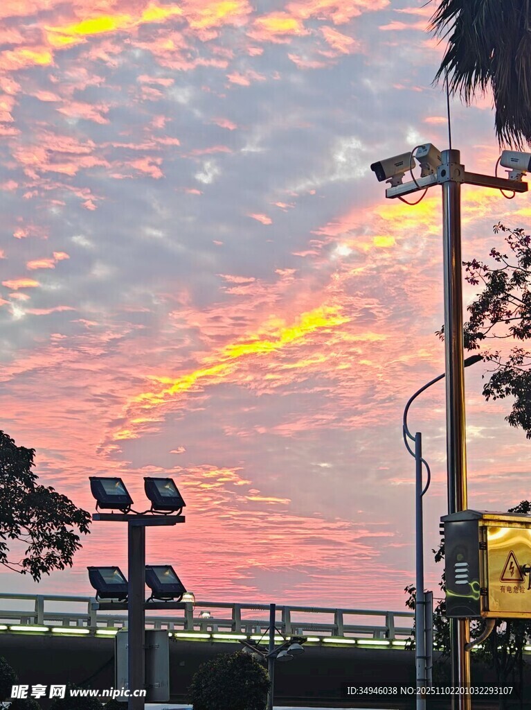 黄昏时城市道路旁绚丽天空