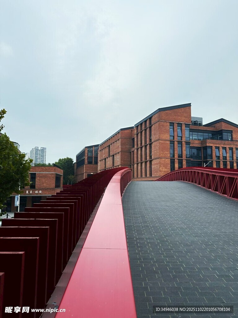 红色步道旁的红砖建筑群