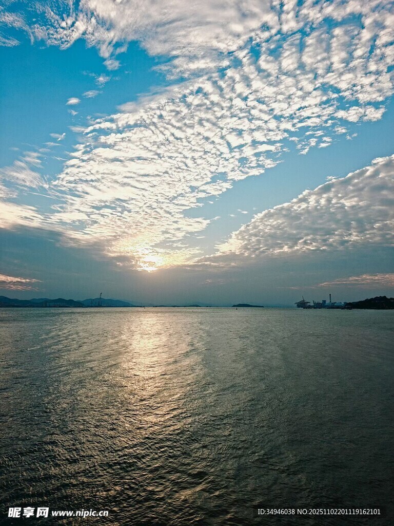 夕阳下波光粼粼的宁静湖面