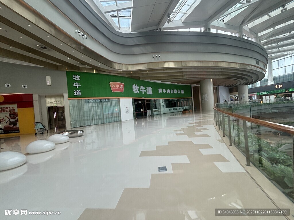 现代商场内部宽敞空间