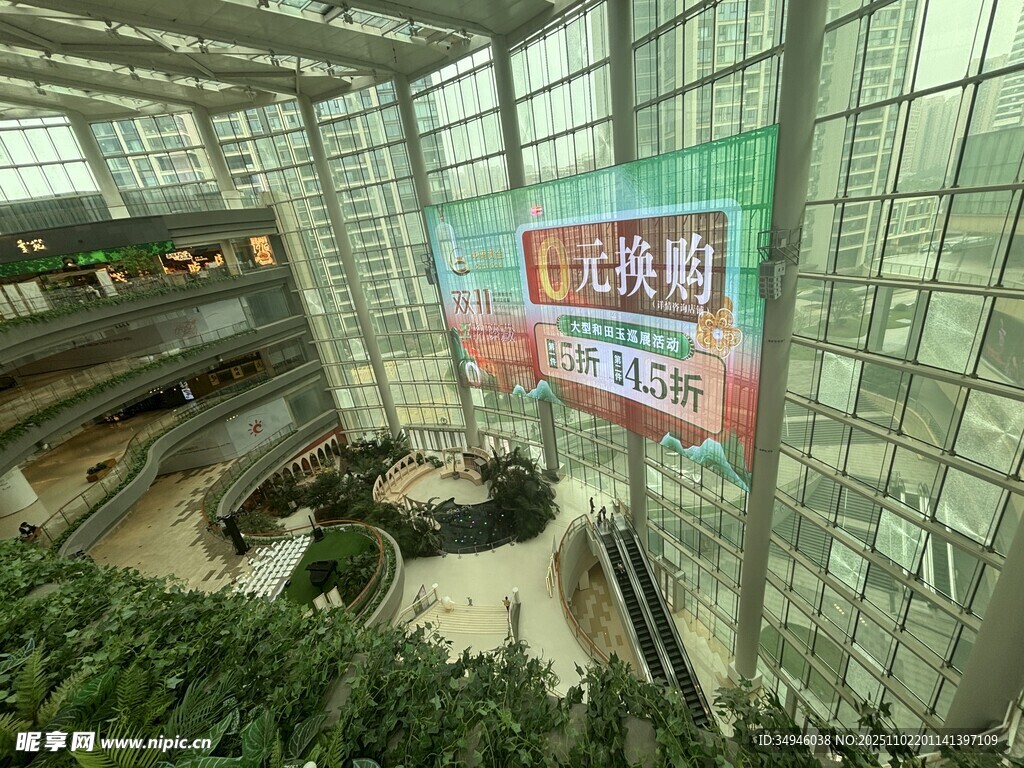 室内中庭景观与广告画面