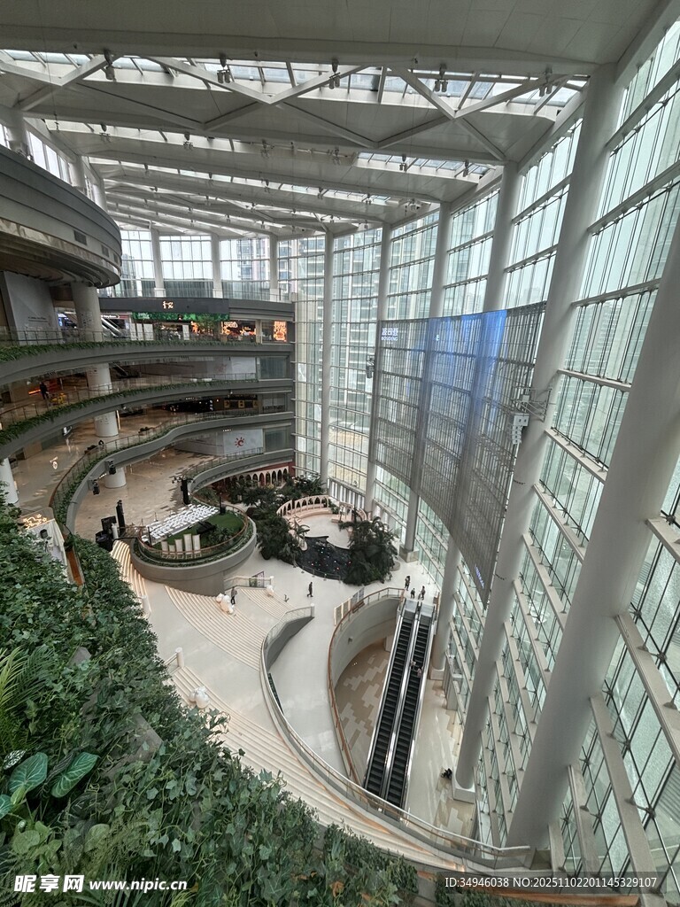 现代玻璃建筑内部景观