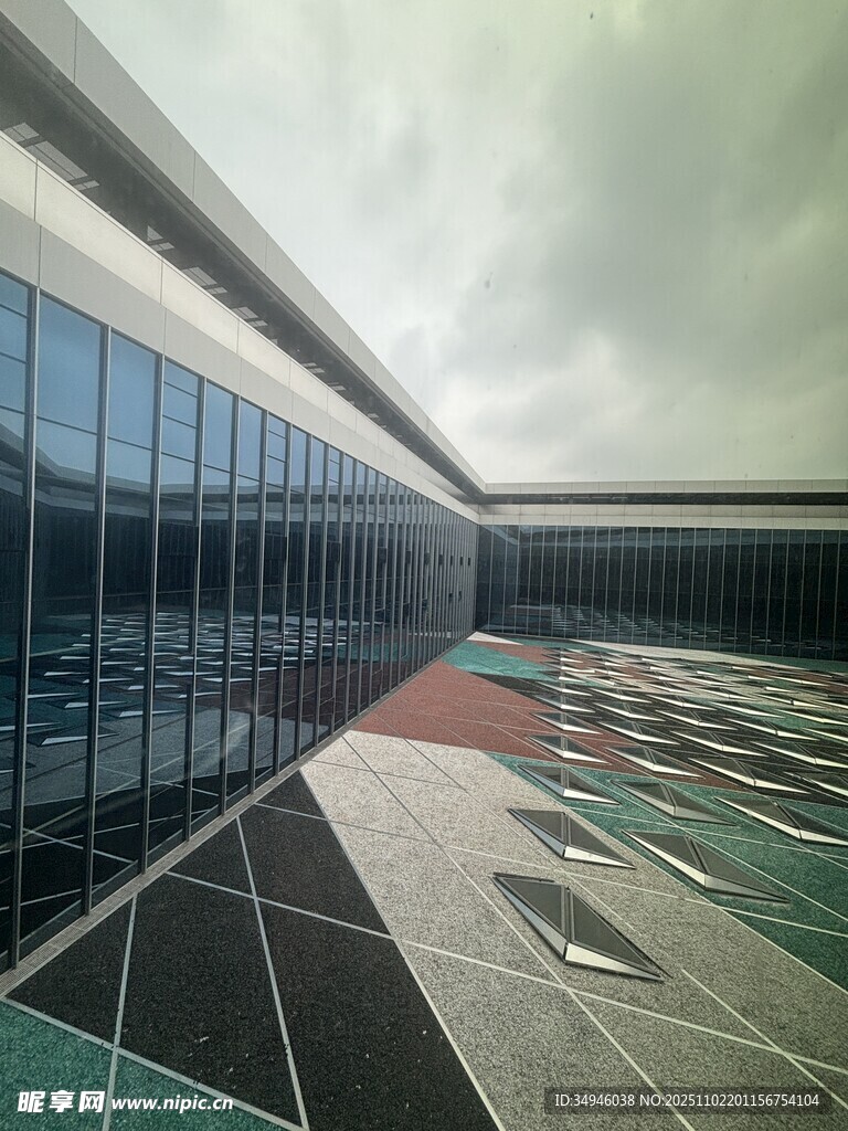 现代建筑外观与地面景观