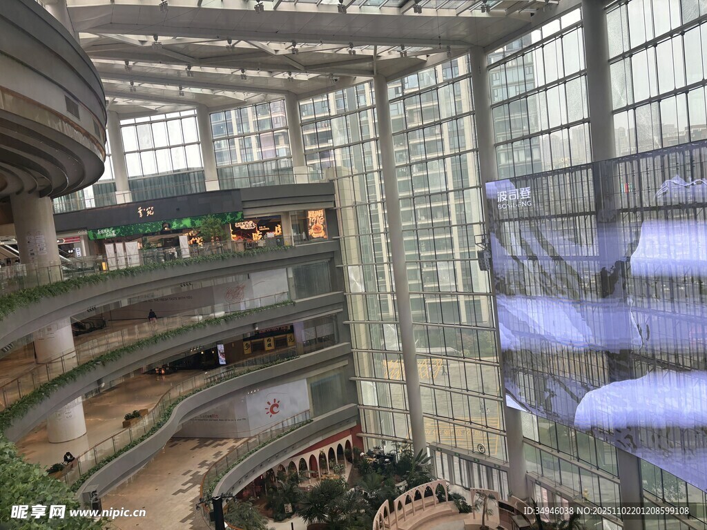 现代多层玻璃结构商业建筑