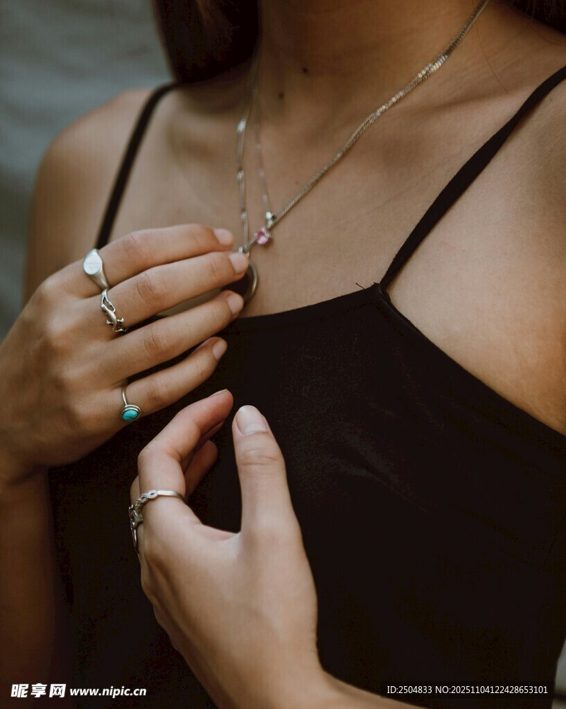 优雅女性展示精致首饰