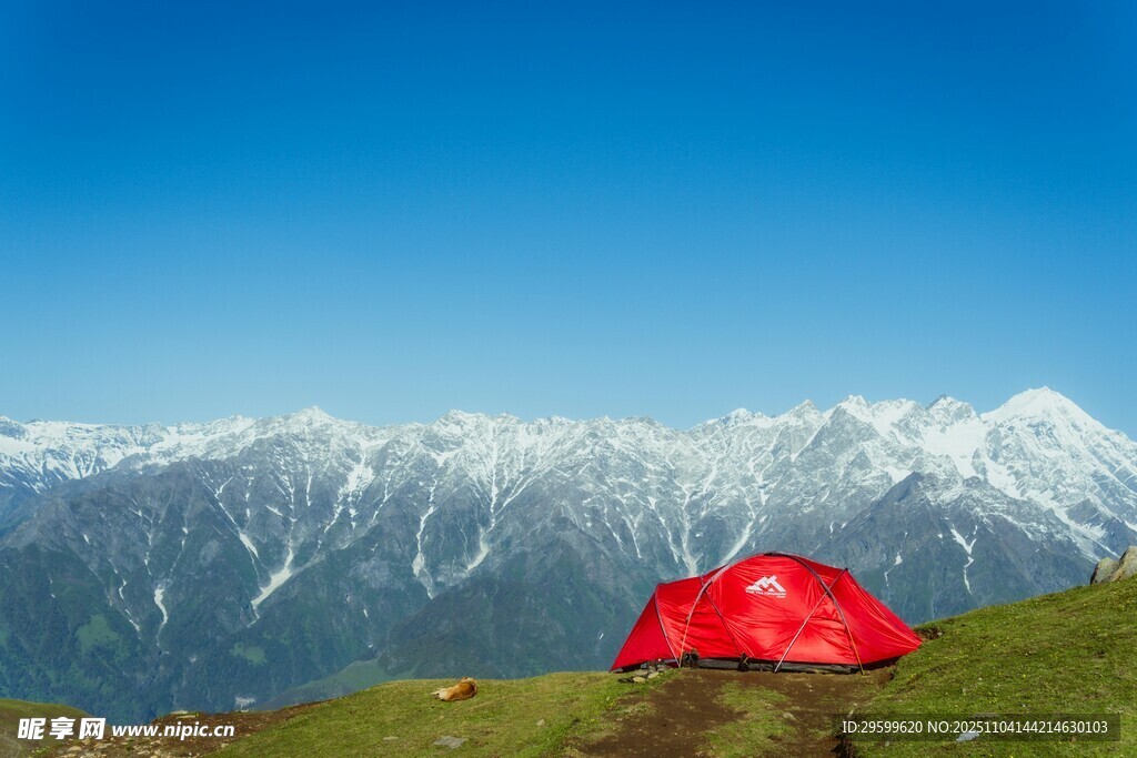 雪山下的红色露营帐篷