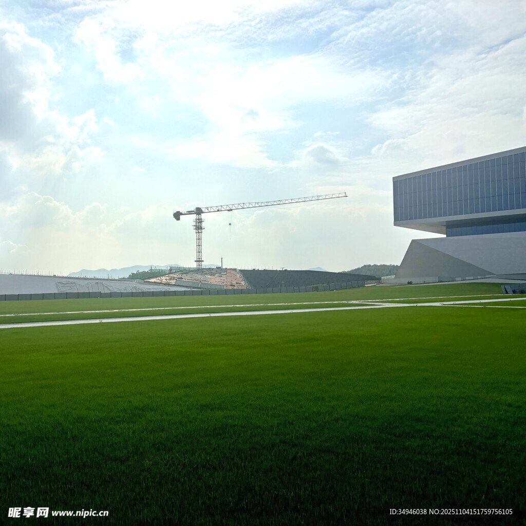 绿地旁的建筑施工场景