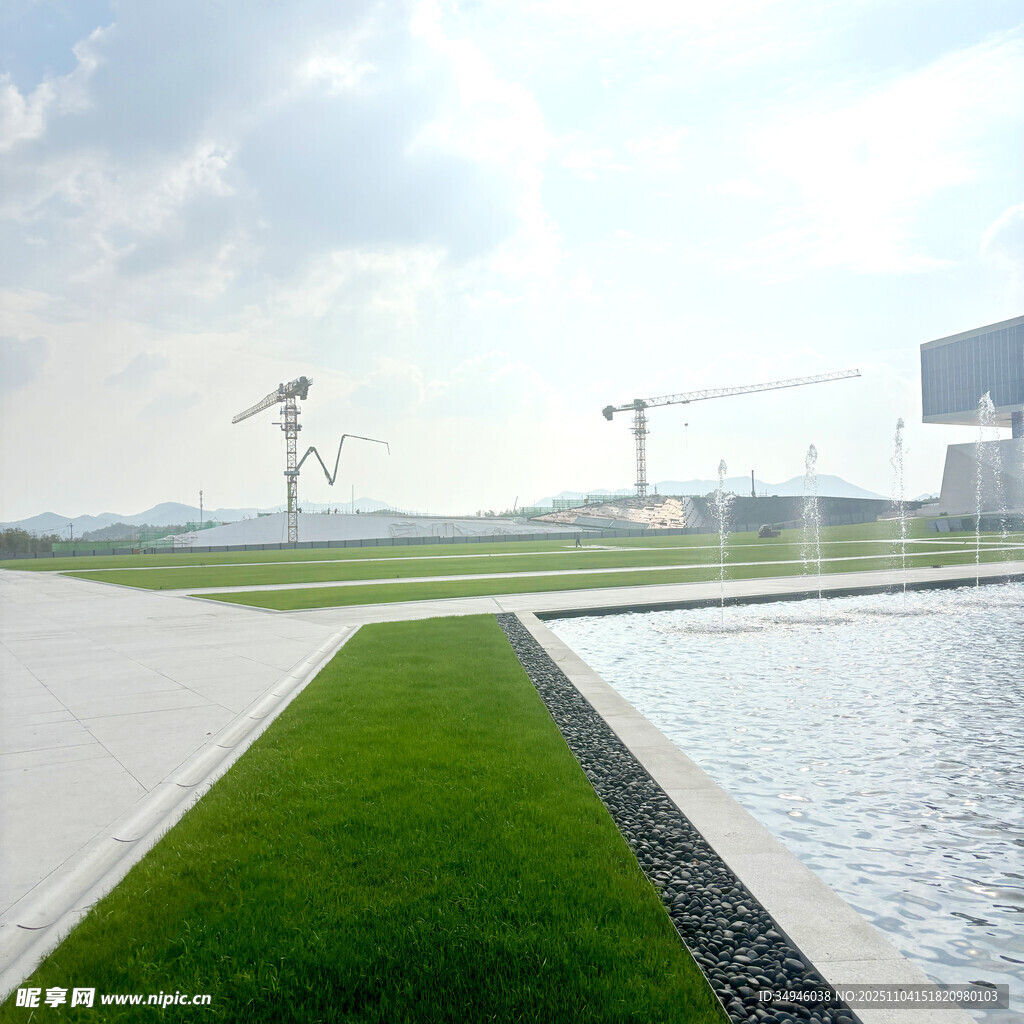 现代景观中的绿地与水景