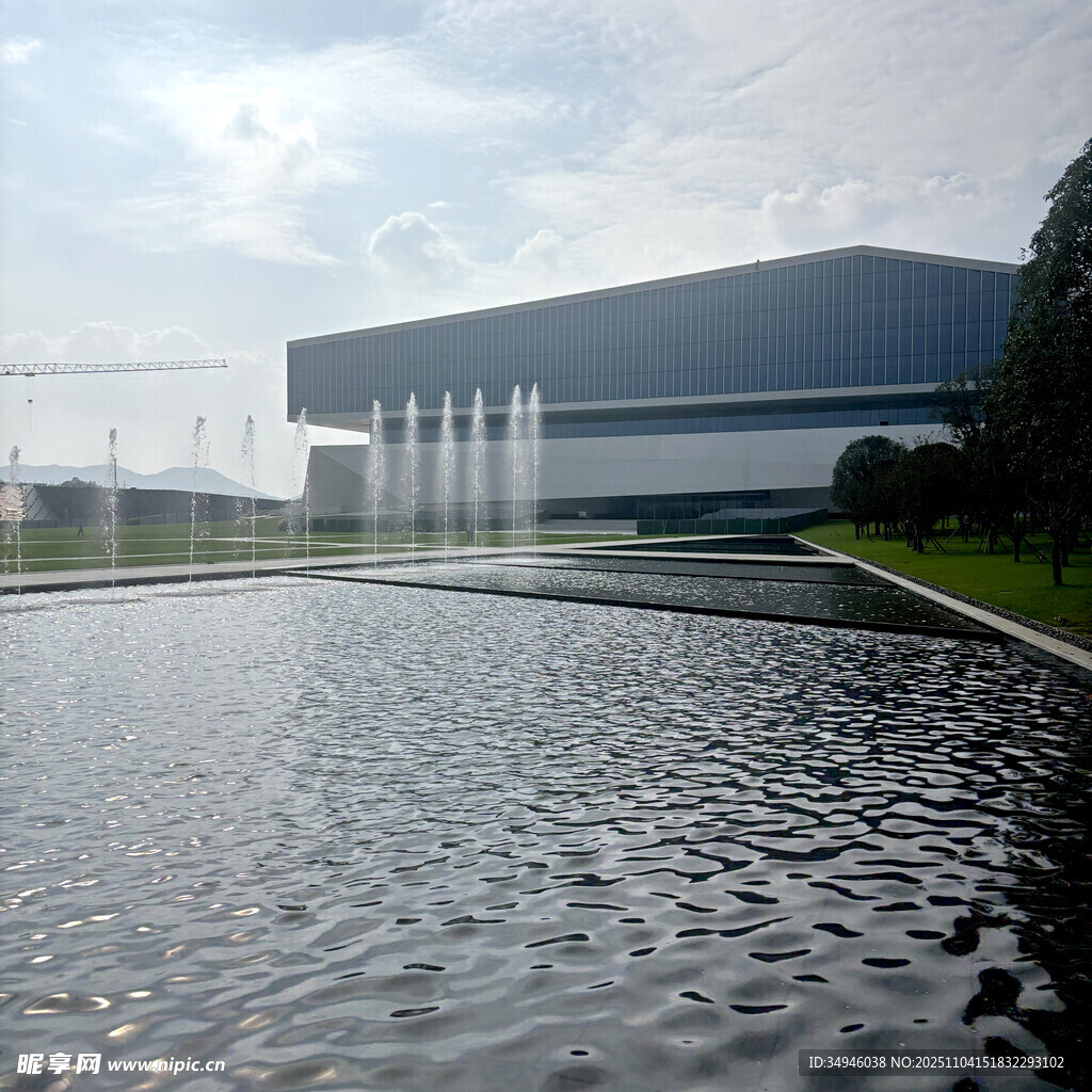 现代建筑前的水景景观