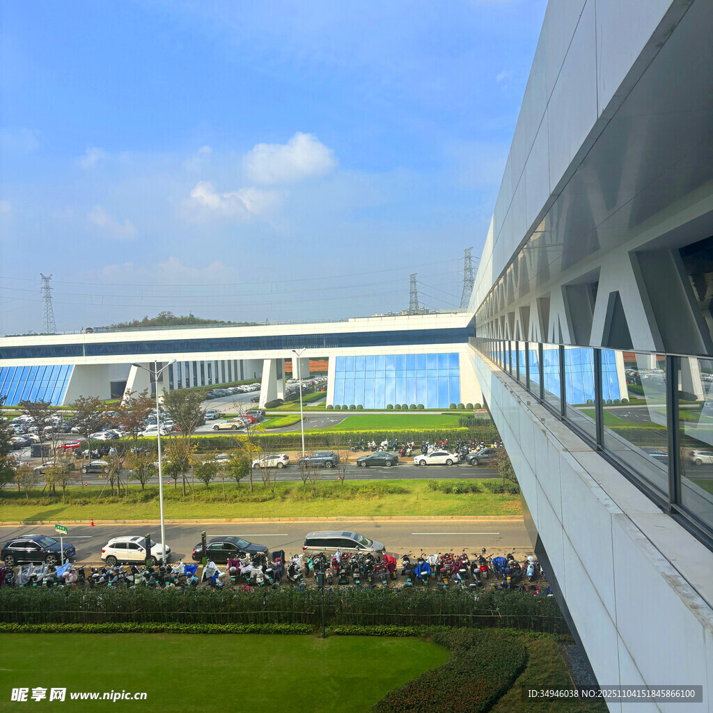 俯瞰现代化机场建筑景观