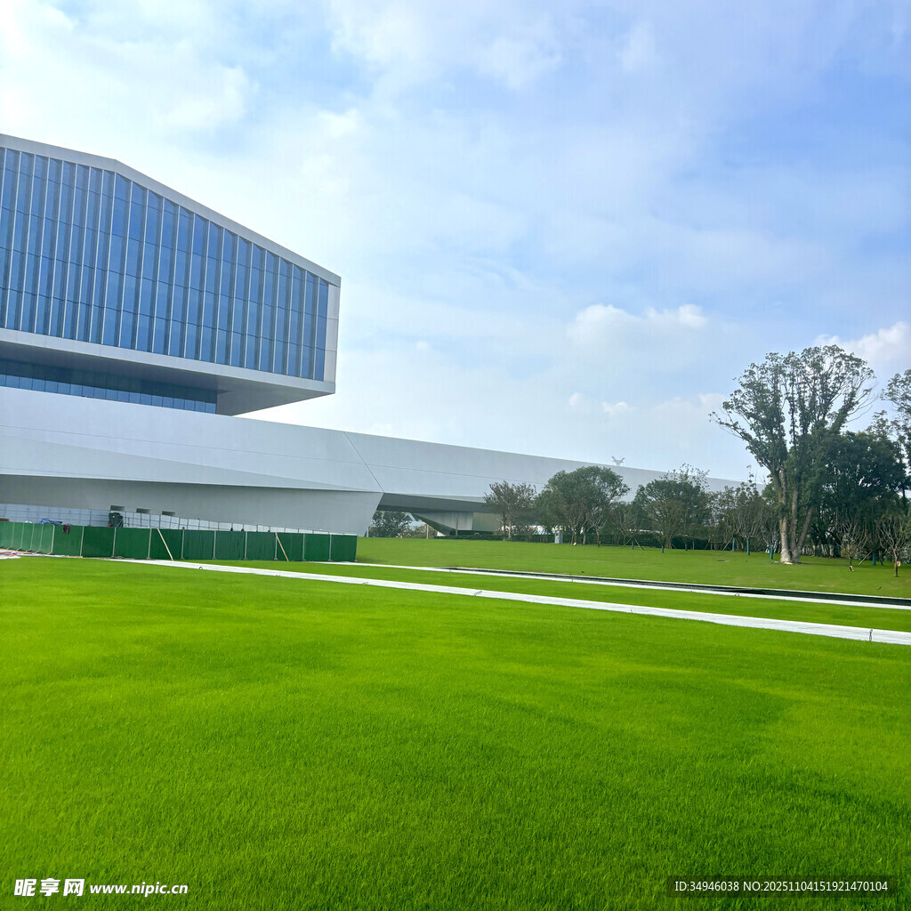 现代建筑旁的翠绿草坪