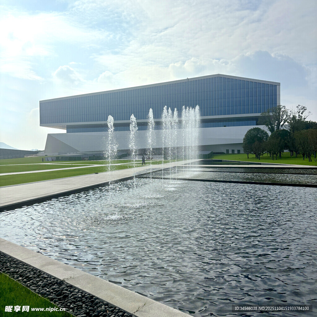 现代建筑前的喷泉景观