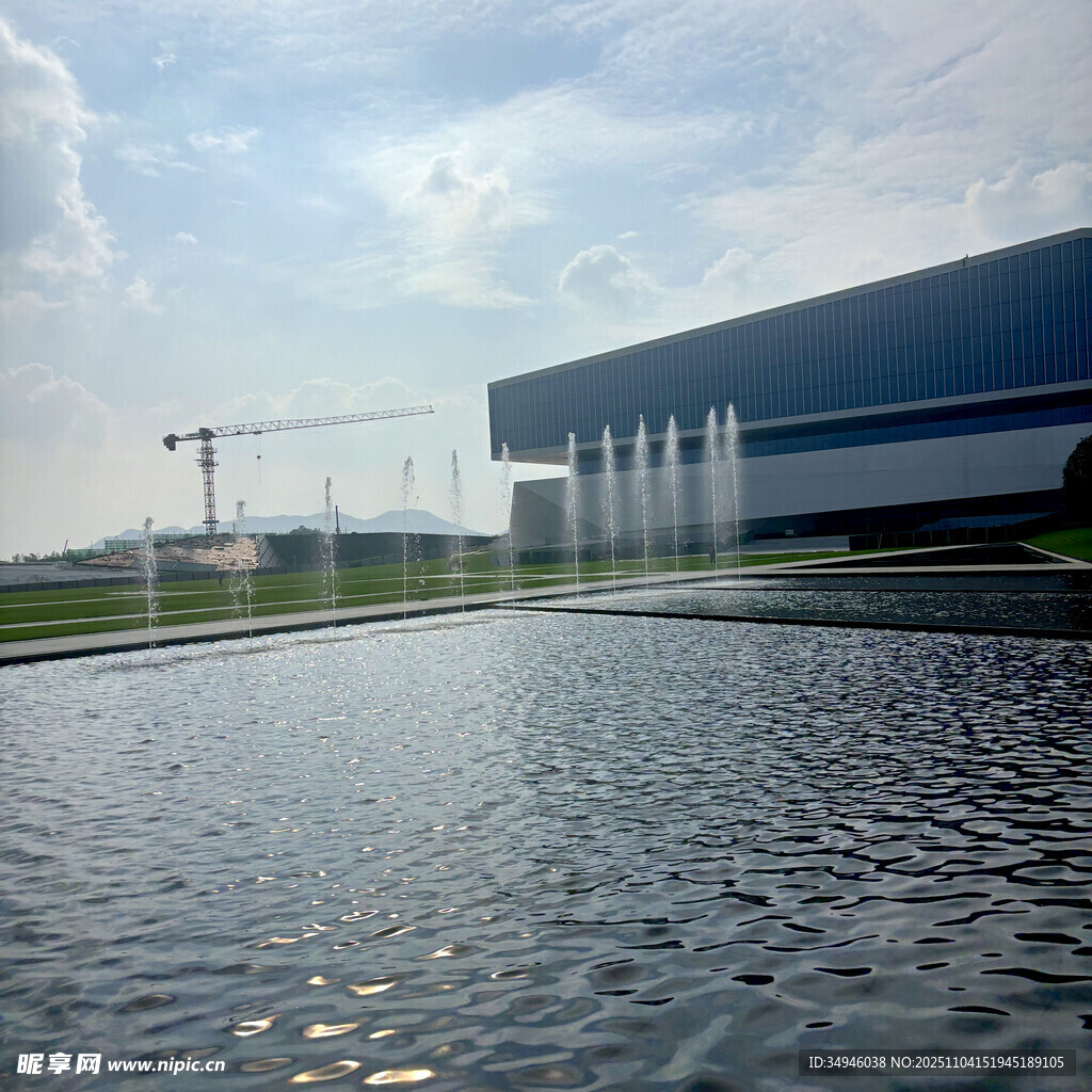 现代建筑前的喷泉景观