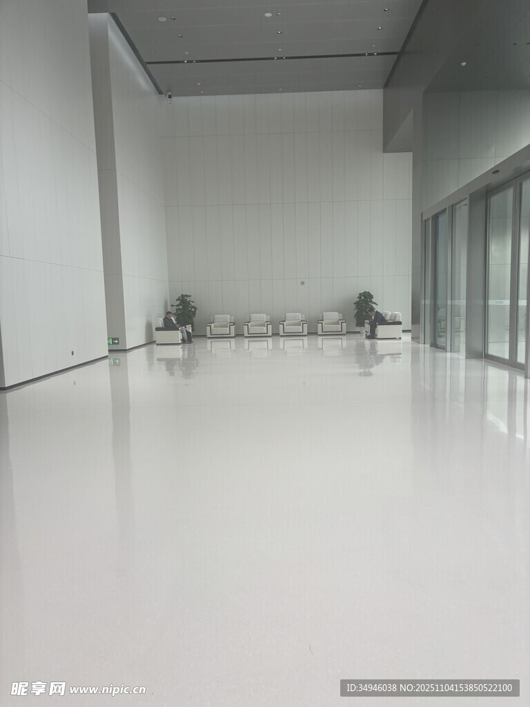 空旷洁净的现代化室内空间