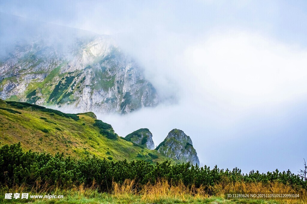 云雾缭绕的壮美山峦