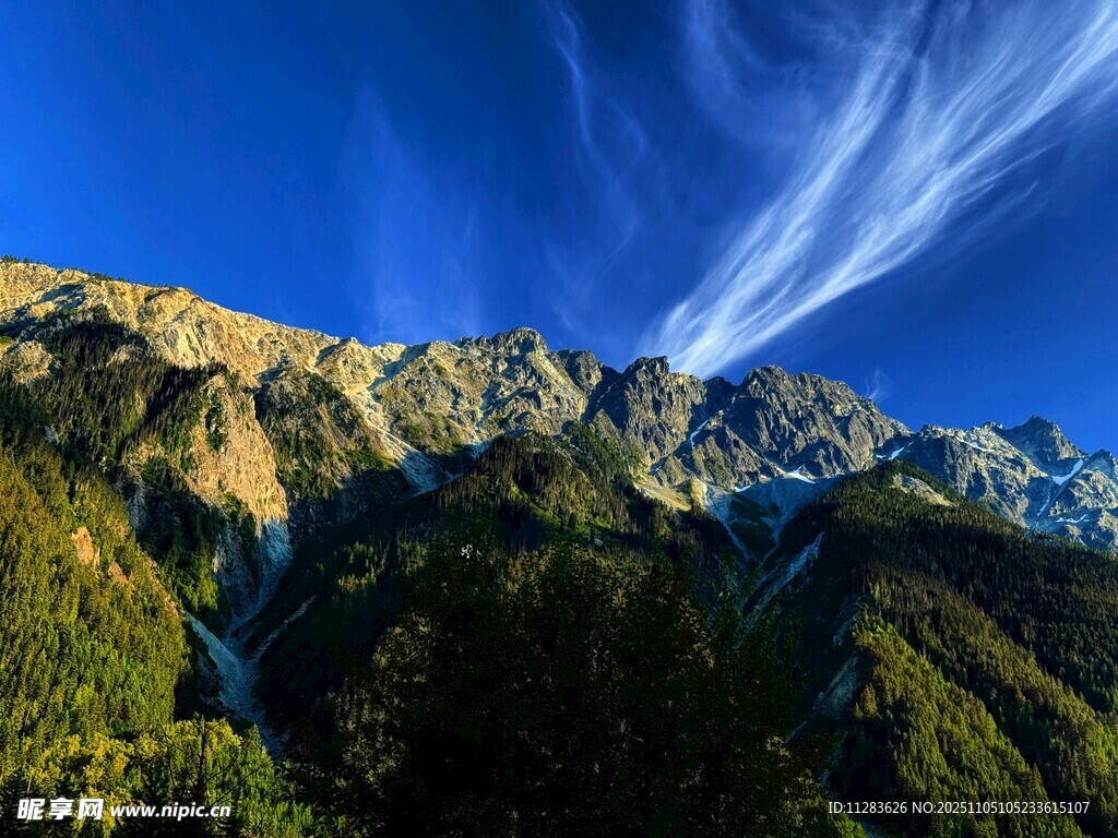 壮丽山景与蓝天交织