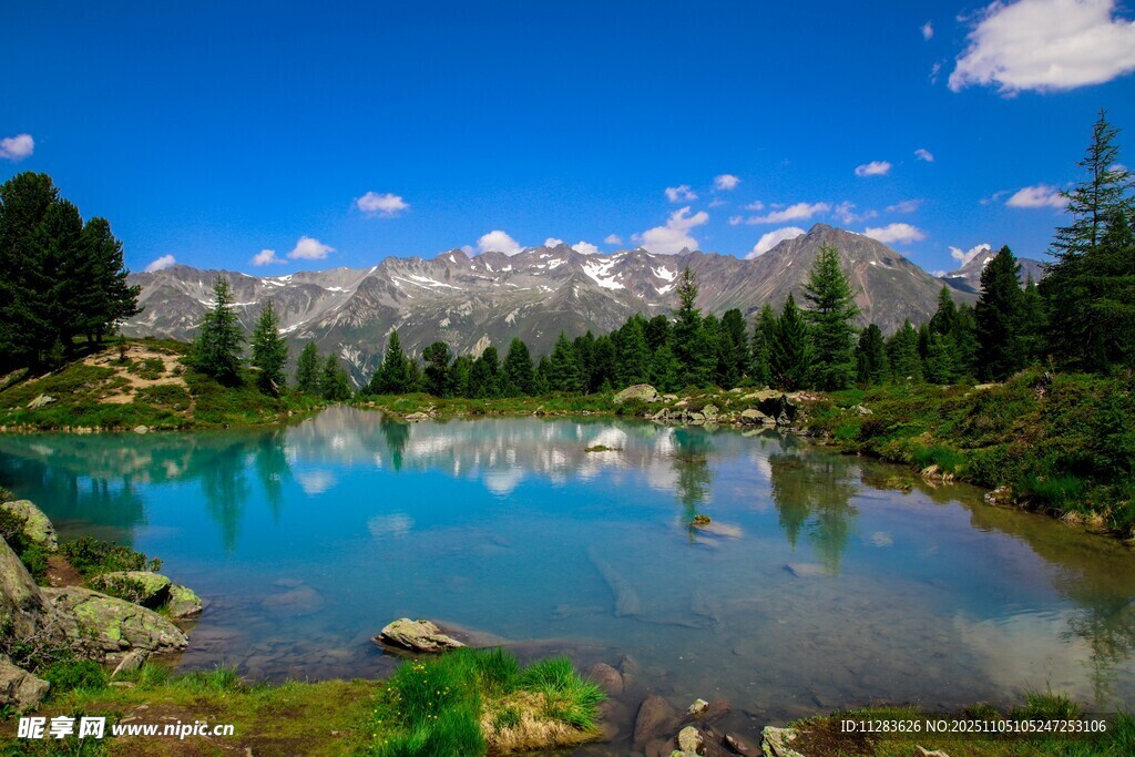 高山湖畔美景