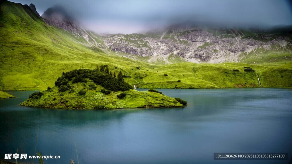 湖畔青山美景如画