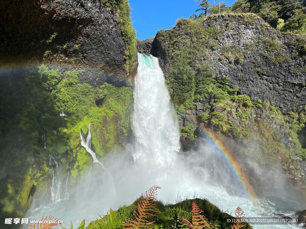 山间瀑布现彩虹美景