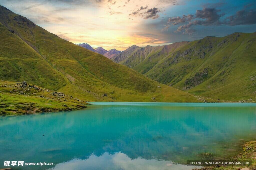山间蓝湖美景