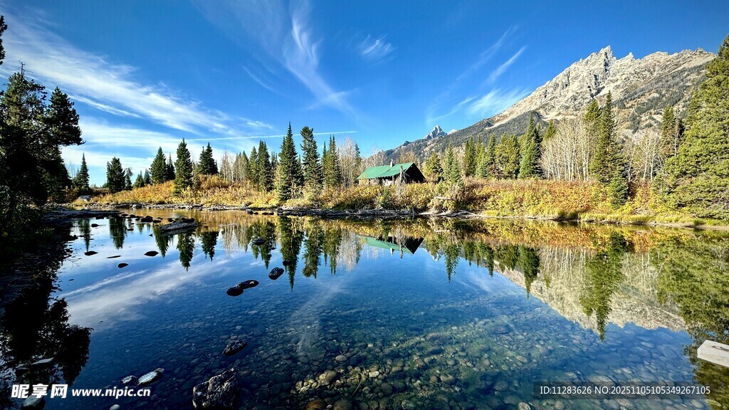山间静谧湖景