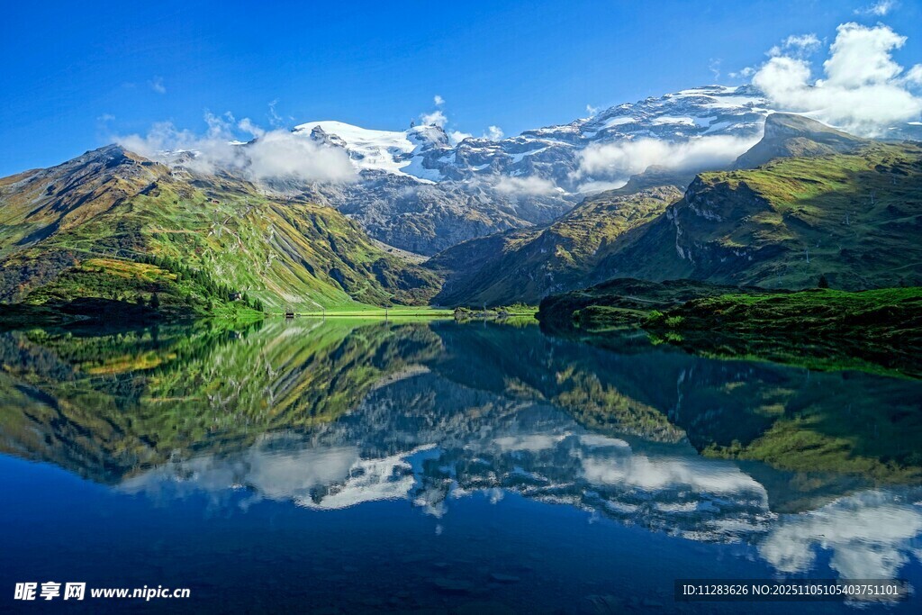 高山湖泊美景倒映