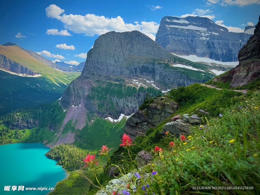 高山湖畔美景