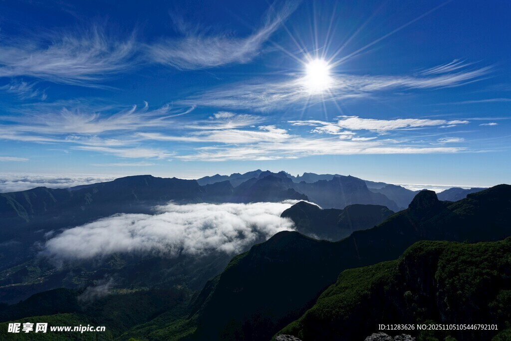 高山云海间的壮丽日光