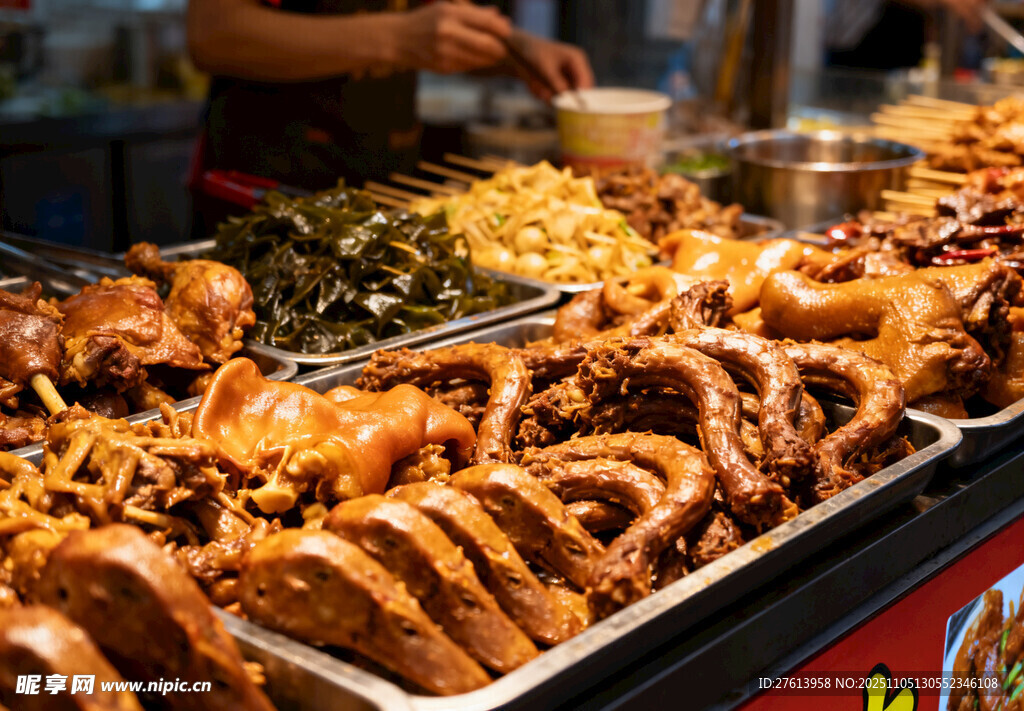多样卤味摆满摊位