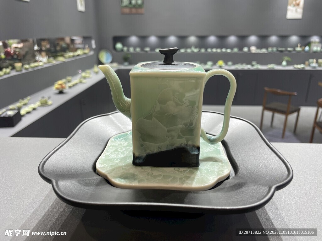 古朴艺术陶瓷茶壶