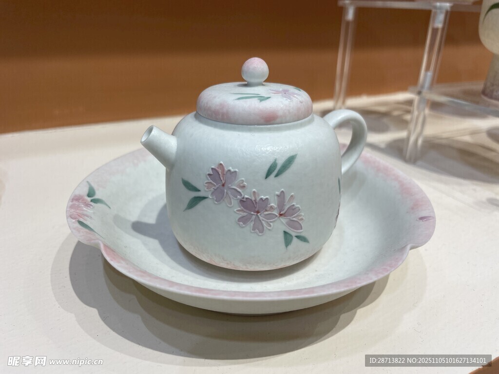 中式花卉图案陶瓷茶壶