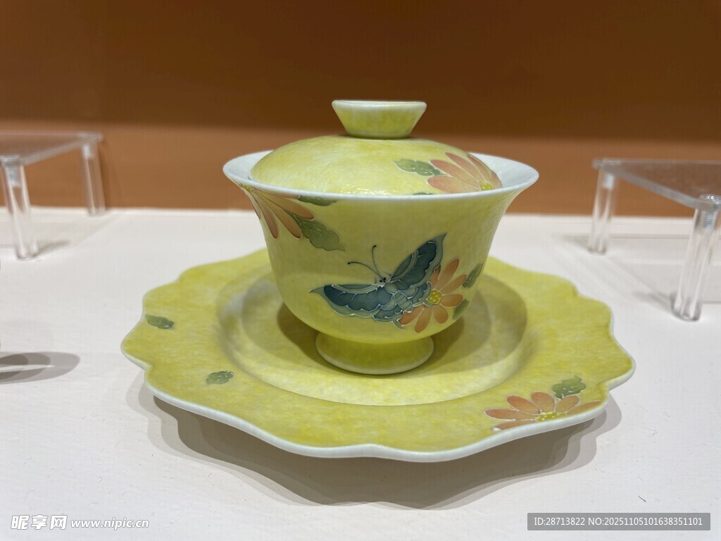 黄绿花鸟纹盖碗