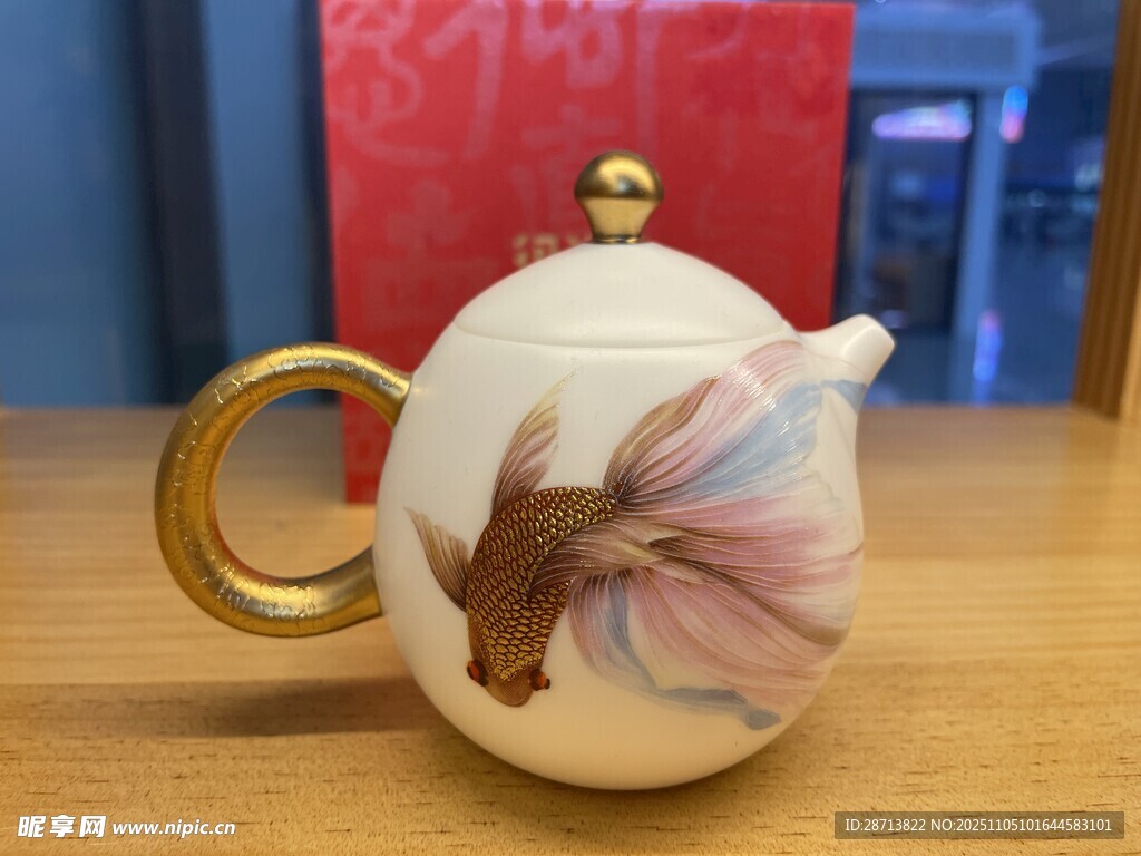 手绘金鱼陶瓷茶壶