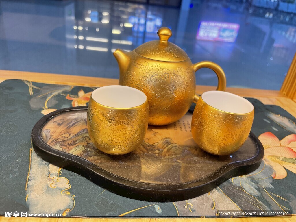 金色茶具套装 尽显典雅