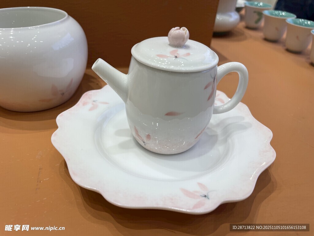 白色精致茶壶与托盘摆件