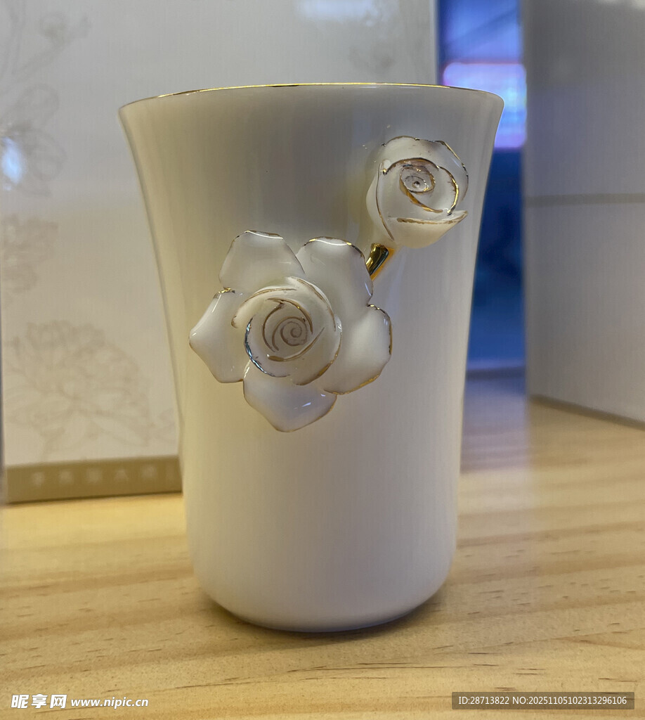 白色玫瑰装饰陶瓷品茗杯