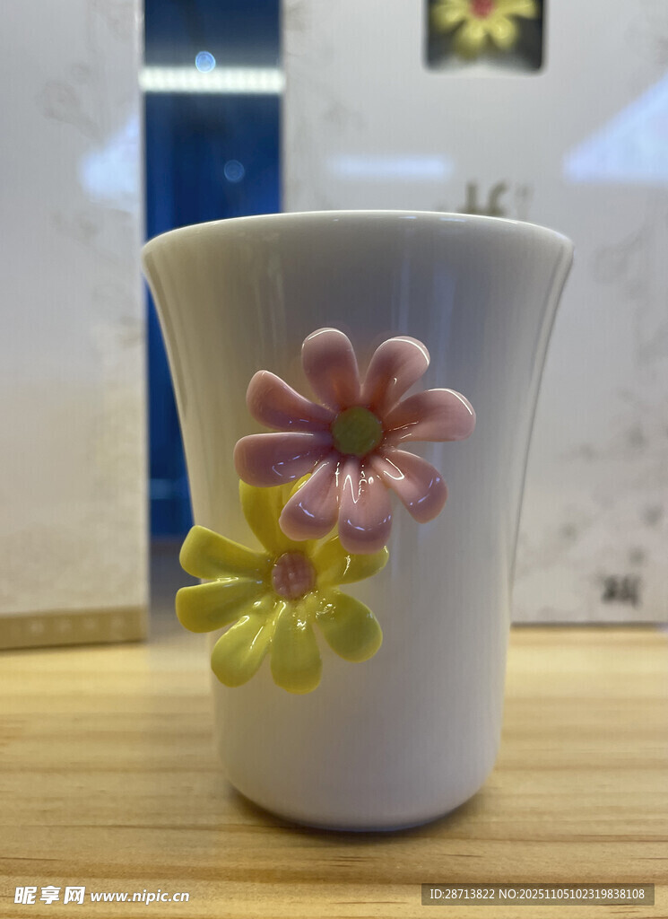 花朵装饰的白色陶瓷杯