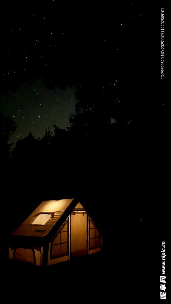 夜中露营的温馨小帐篷