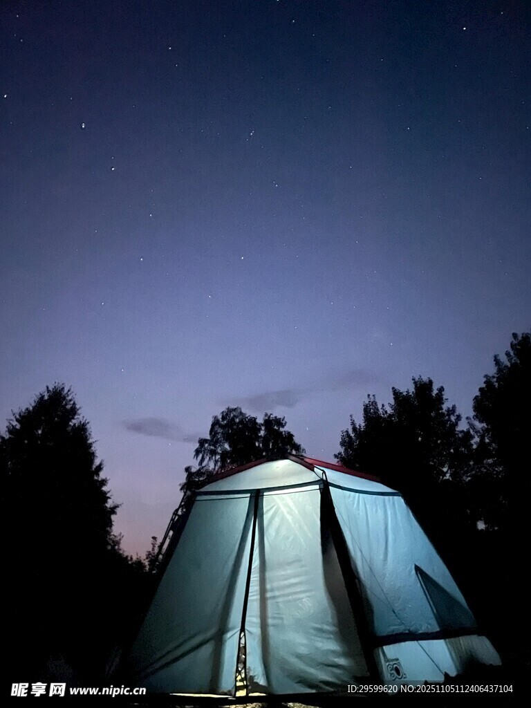 夜幕下的露营帐篷
