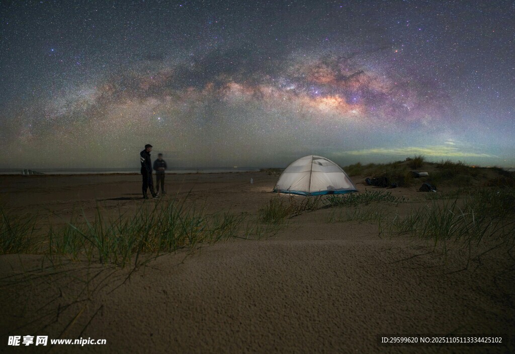 沙漠中露营观璀璨星空