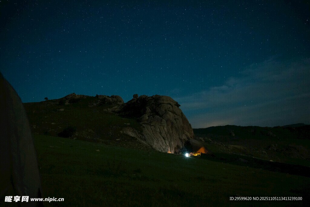 夜幕下的岩石与露营灯光