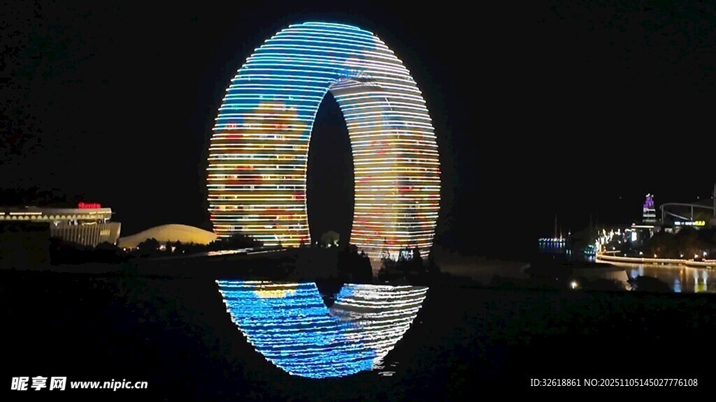 夜晚环形建筑璀璨夜景