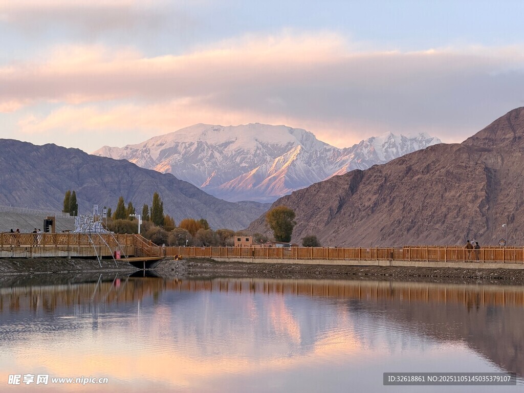 湖畔雪山美景
