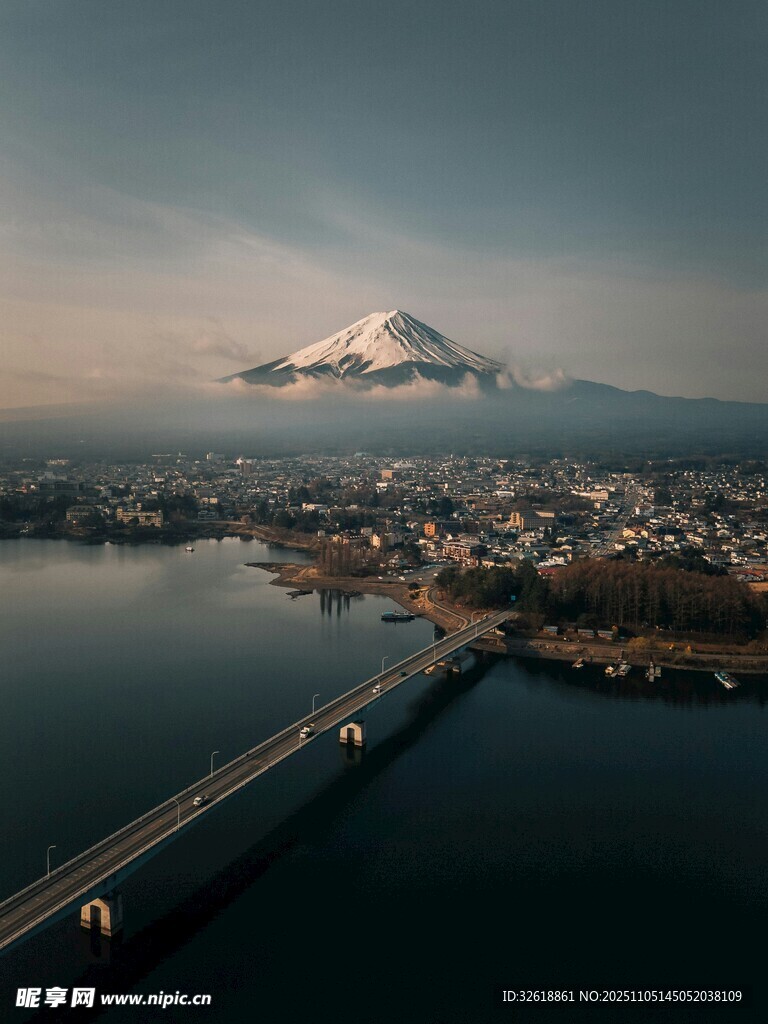 富士山下的城市桥梁景观