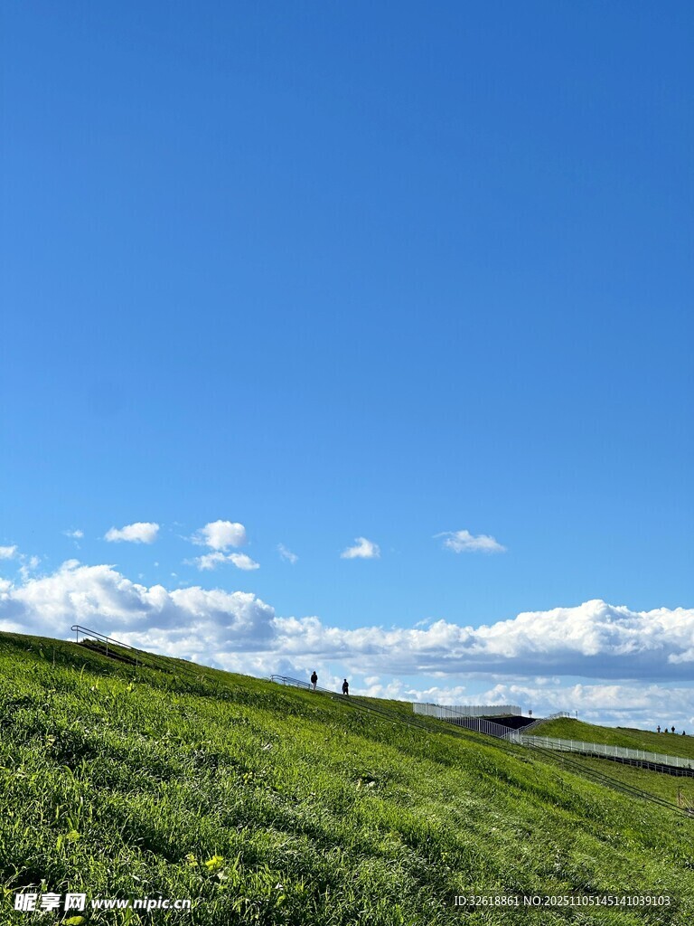 蓝天绿地间的开阔美景