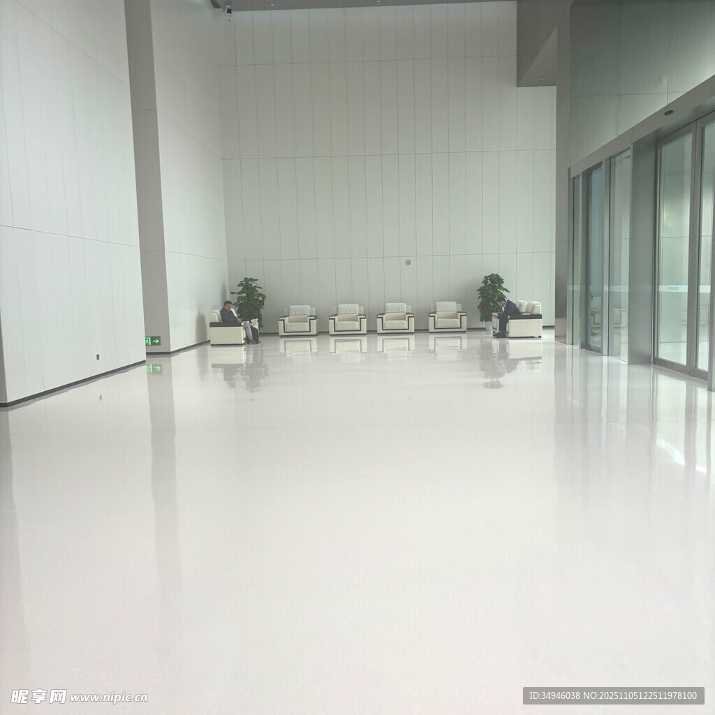 空旷洁净的室内空间