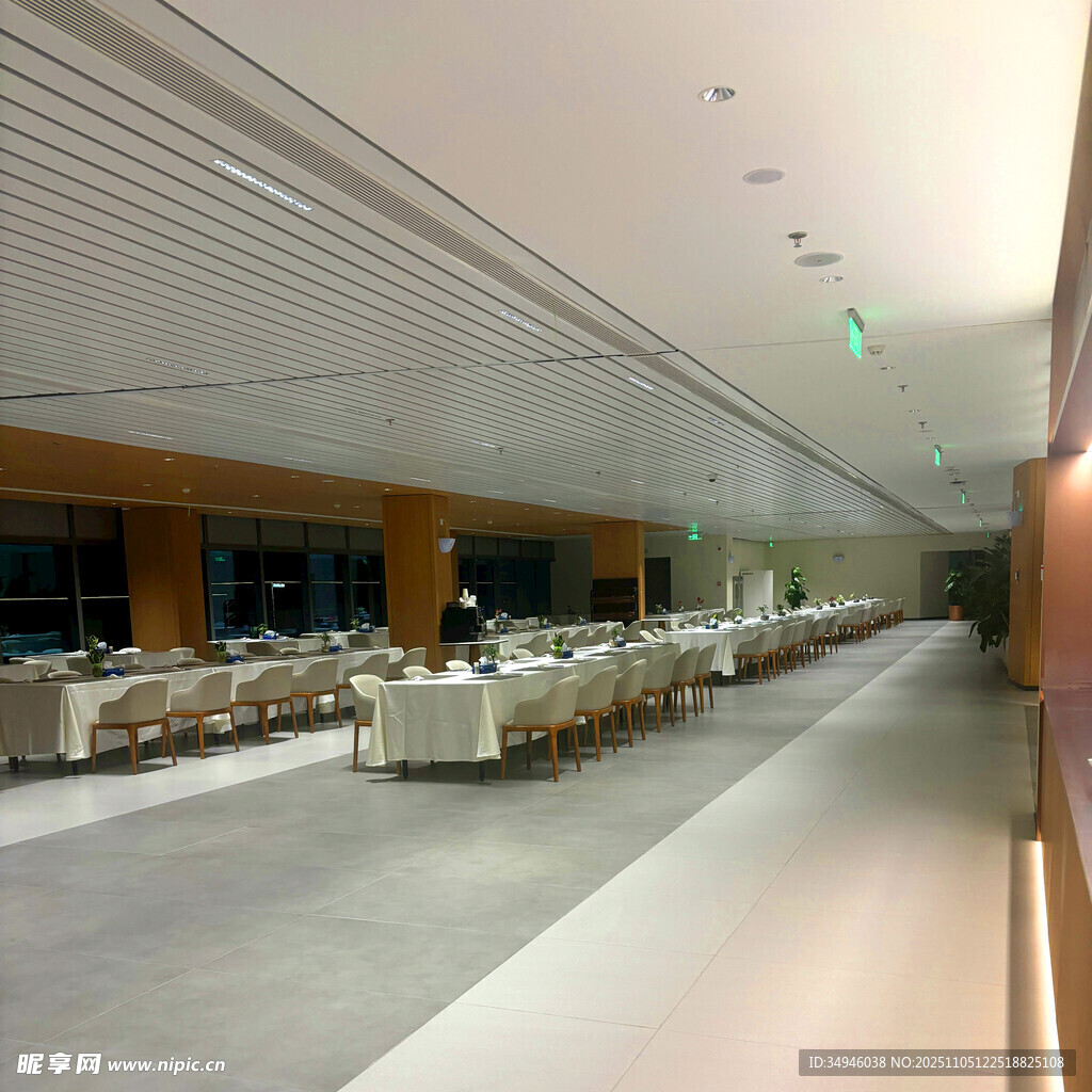 宽敞明亮的室内宴会场地