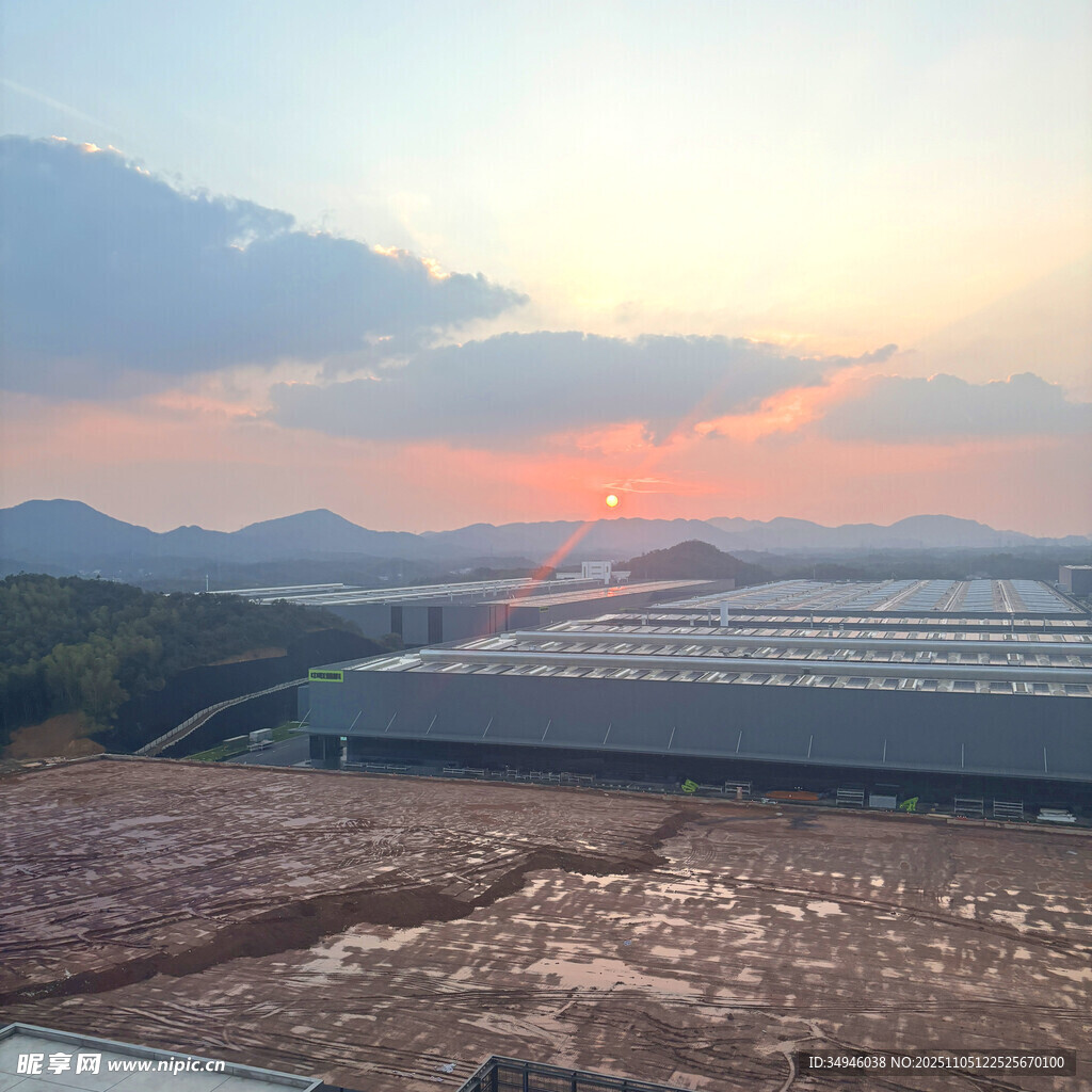 夕阳下的工厂与开阔土地